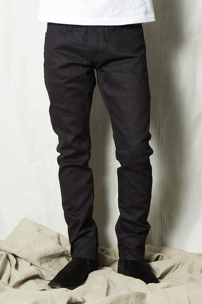 Big John Kuro2 Slim Balck Selvedge 100% Cotton Sanforized Sulfur Dyed Denim Jeans Made in Japan Model Front